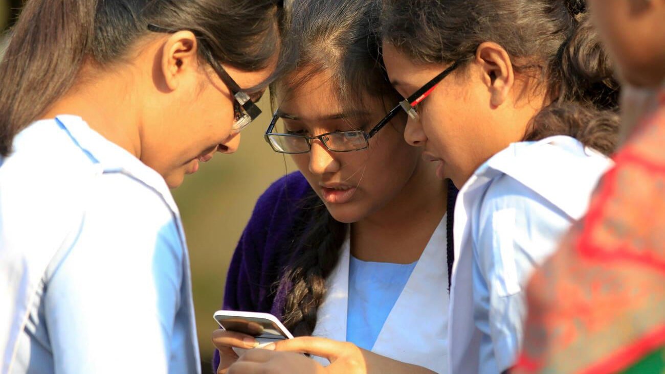 students checking hsc result by sms